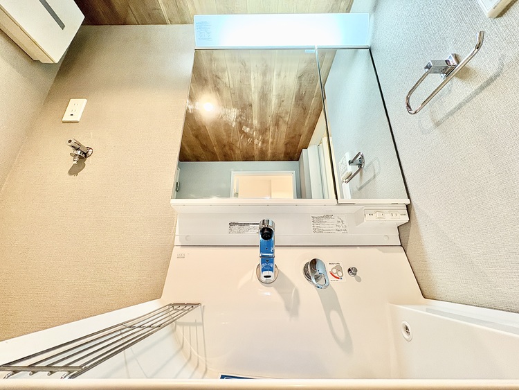 洗面 気持ちの良い朝をつくりだし、夕方には笑顔を取り戻させてくれるミラー。パウダールームはいつでも本来の自分を取り戻せる空間。明るく仕上げてあります。