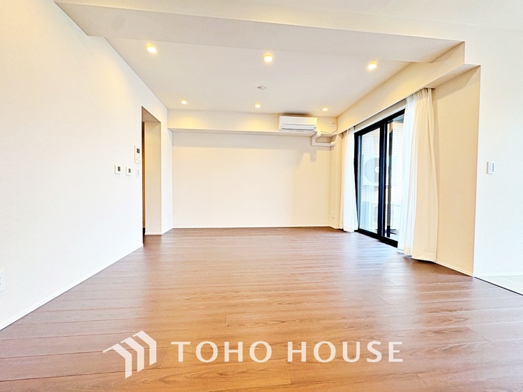 内装 【living】居心地のいい暮らしには欠かせない眩い採光。ゆったりとした幅の窓からこの空間に降り注ぐ採光が絶えない。明るいリビングこそ居心地のいい暮らしが待っているのだと思う。