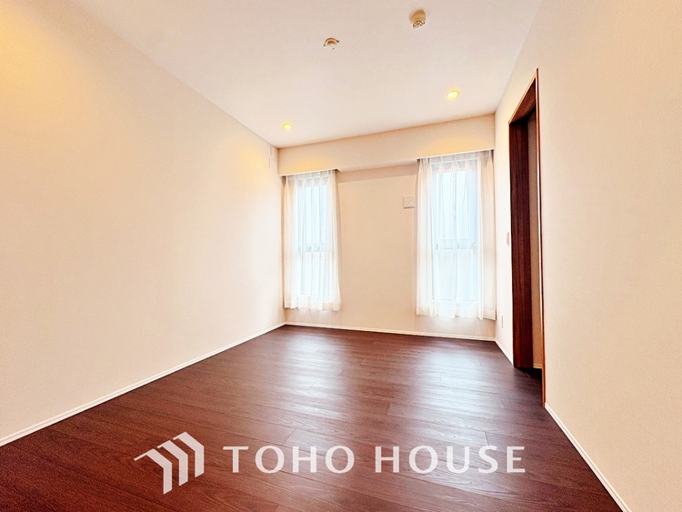 内装 風の通り道。舞い込んでくる風が優しく躍り、室内に爽やかな空気を運んでくる。そこに季節の息吹を感じて、いまがどんな季節なのかを実感する。