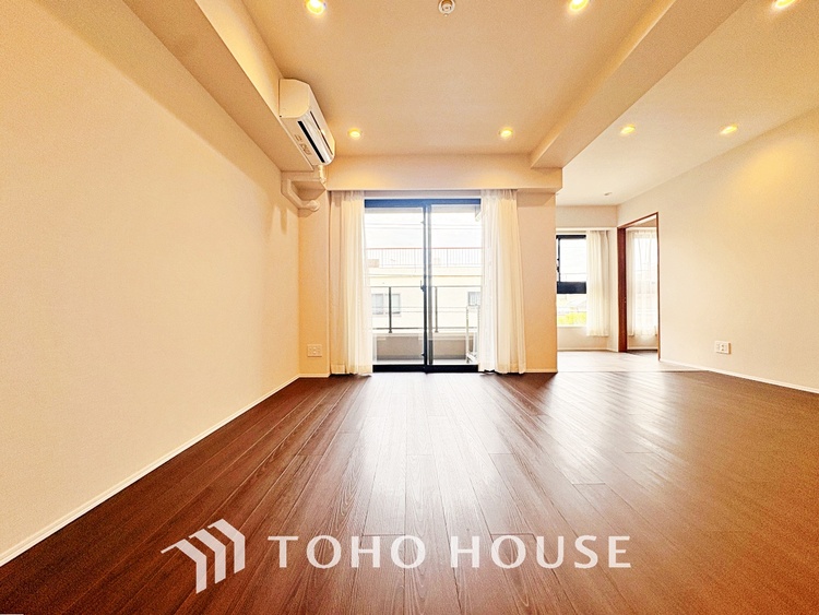 内装 叶えたかったのは落ち着きのあるナチュラルな風合い、そして開放感があるリビング。優雅な気分に浸れる幸せな時間を家族が自然と集まりたくなるこの空間で。