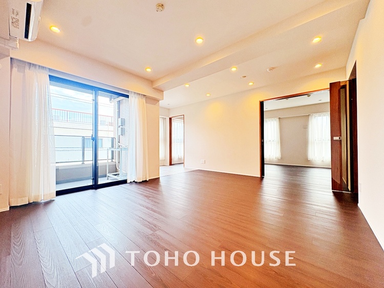 内装 ◆サンサンと◆差し込む太陽の光がこのリビングに笑いをもたらす。ソファの上のクッションがポカポカした暖気にぬくぬくと微睡んでいる。