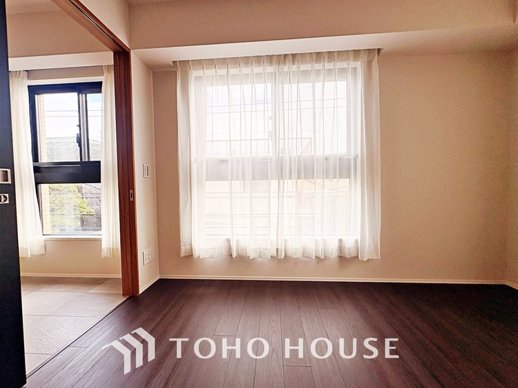 内装 使いやすく、明るい洋室に仕上がります。子供部屋や趣味のお部屋にご利用できます。ご自身で家具などを配置し、素敵な空間を創り上げられます。