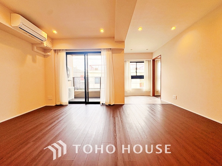 内装 ◆瀟洒な空間◆落ち着きのある彩が見事に調和させた瀟洒な空間を演出。ここに集まる家族の会話と笑顔が絶え間なく続く幸せな空間。