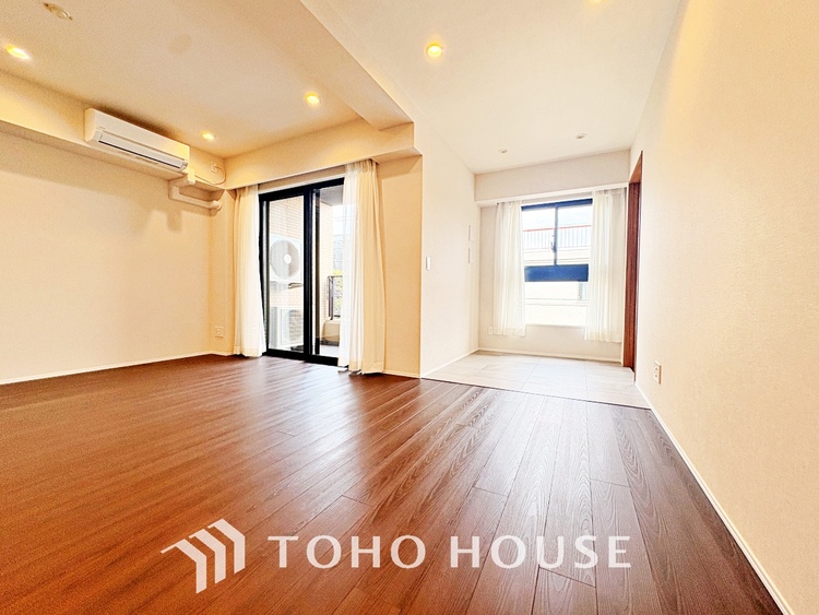 内装 ここはみんなが集い、食事と楽しい会話が始まる場所。話に夢中になりすぎて、ついつい時を忘れ、夜半過ぎになってしまう。そんな束の間の幸せを感じさせてくれます。