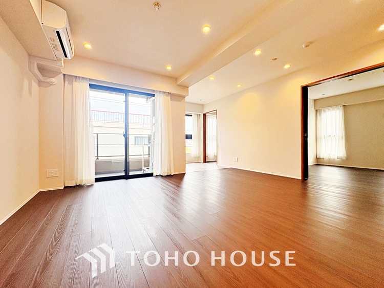 内装 使いやすく、明るい洋室に仕上がります。子供部屋や趣味のお部屋にご利用できます。ご自身で家具などを配置し、素敵な空間を創り上げられます。