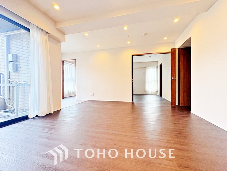 内装 使いやすく、明るい洋室に仕上がります。子供部屋や趣味のお部屋にご利用できます。ご自身で家具などを配置し、素敵な空間を創り上げられます。