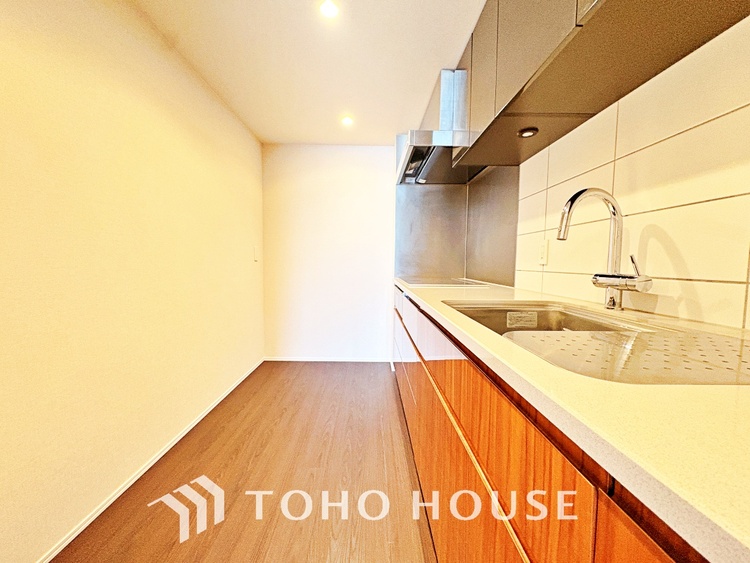 キッチン 手元の収納から、足元の収納までが全てスライド式で、奥のスペースまで有効に活用できます。奥まで上から見渡せるので、たまにしか使わない調理器具もサッと取出せます。