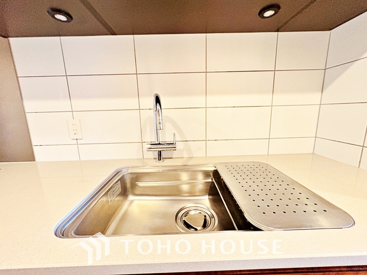 キッチン ◆愛育◆キッチンは家族の絆を育む大切な空間。シンプルで使い易いSystemKitchenで愉しく作る料理は愛情のある美味しいご馳走に。家族で使える広々としたダイニングキッチンです。