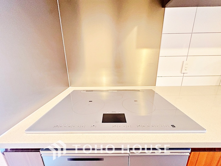 キッチン キッチンは家族の絆を育む大切な空間。シンプルで使い易いシステムキッチンで愉しく作る料理は愛情のある美味しいご馳走に。家族で使えるダイニングキッチンです。