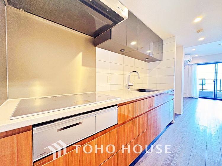 キッチン 広々としたキッチンのシンクは、料理の準備と片付けを楽にし、使いやすさを最大限に引き立てます。