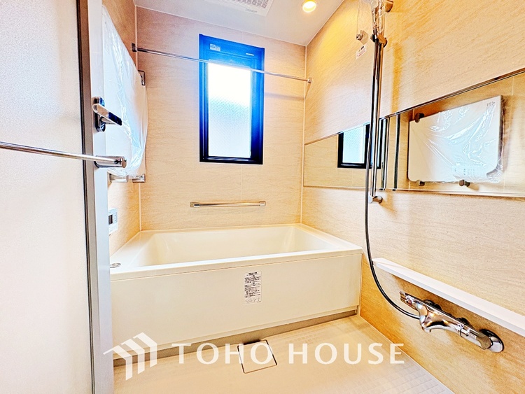 風呂 【浴室】《一日の疲れを落としてくれる場所は、落ち着く場所でなければならない》　高級感溢れるカラーと大きさ・柔らかな曲線で構成された半身浴も楽しめるバスタブが心地よさをもたらします。