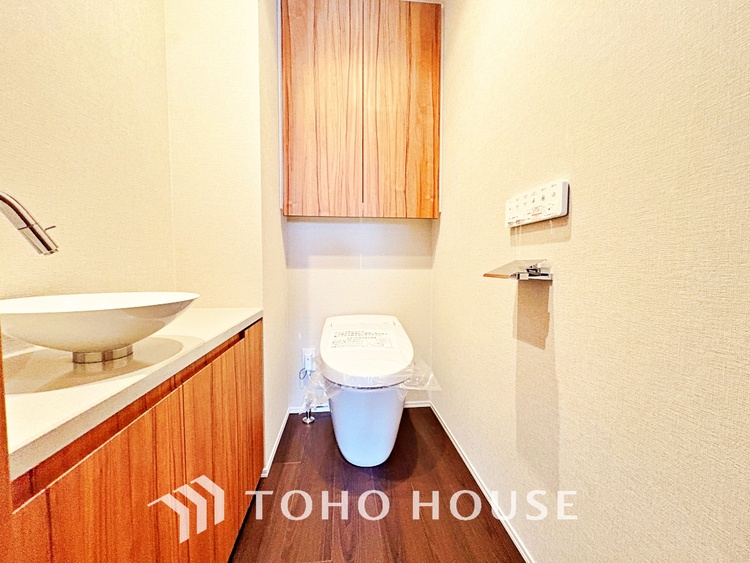 トイレ 清潔感あるホワイト調のクロスと温もり溢れるモダンカラーの床材が見事に調和した本邸宅は、毎日の生活を少しでも快適に過ごして頂ける様に落ち着いた雰囲気作りから行っています。