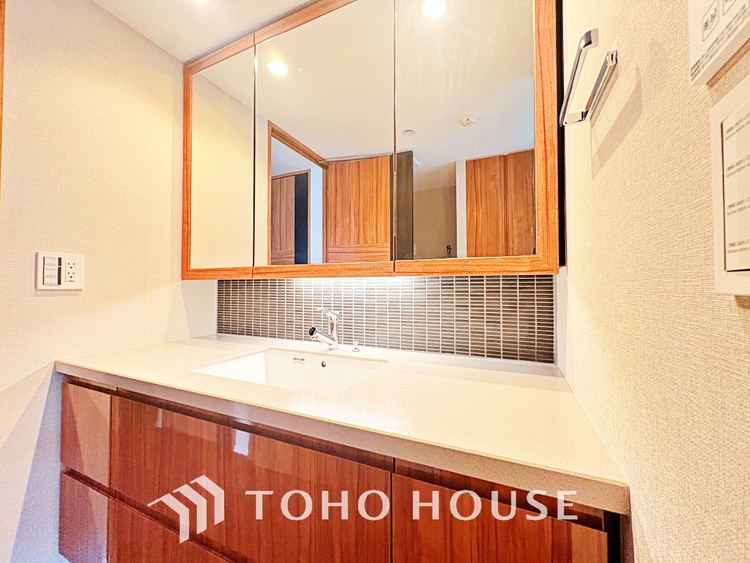 洗面 気持ちの良い朝をつくりだし、夕方には笑顔を取り戻させてくれるミラー。パウダールームはいつでも本来の自分を取り戻せる空間。明るく仕上げてあります。