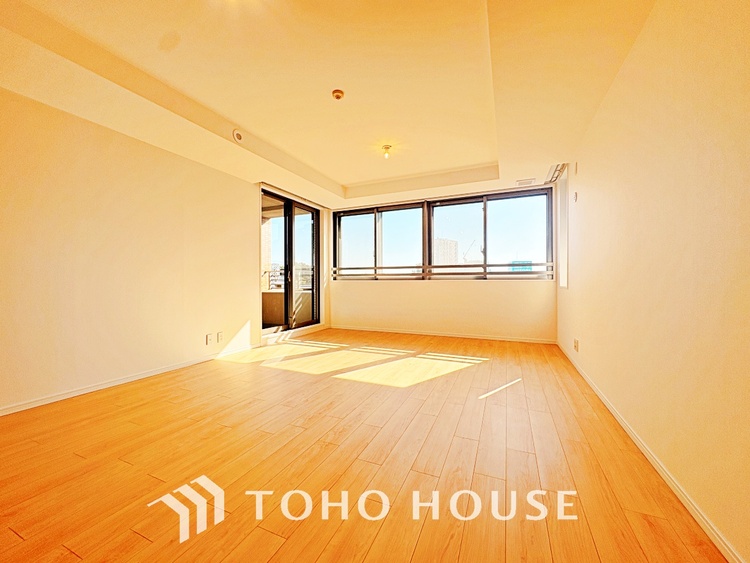 内装 忙しい朝でも、しっかり家族が揃って食事をして頂けるゆとりある大きさのダイニングスペース。リビングと和室の続き間は急な来客時になど使い勝手が良いです。実際の空間を体感してみて下さい！