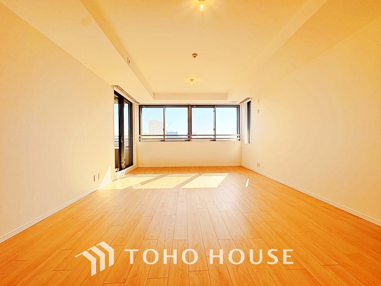 内装 【living】居心地のいい暮らしには欠かせない眩い採光。ゆったりとした幅の窓からこの空間に降り注ぐ採光が絶えない。明るいリビングこそ居心地のいい暮らしが待っているのだと思う。