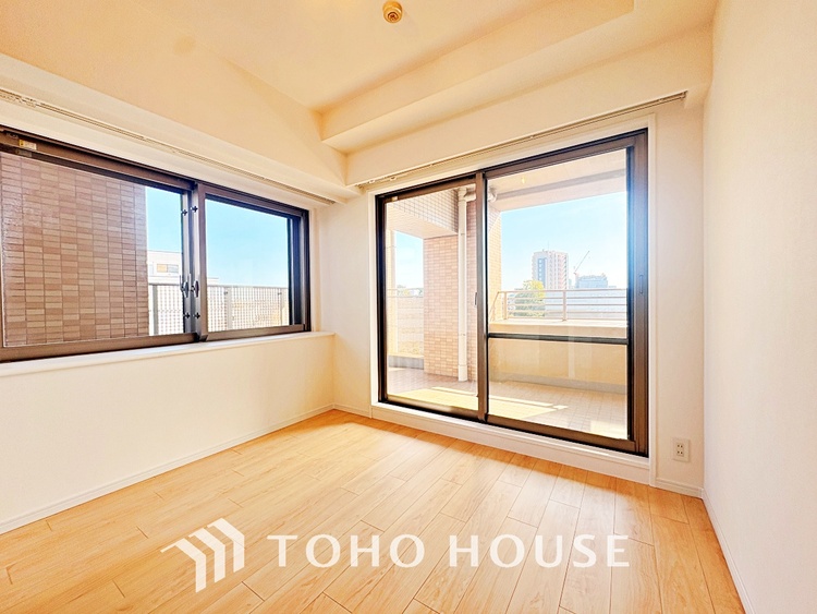 内装 【ROOM】感性を育むプライベートルームはシンプルでスマートな空間。好みの空間で読書をしたり、音楽を聞いたりと一人の時間も充実したものにできます。