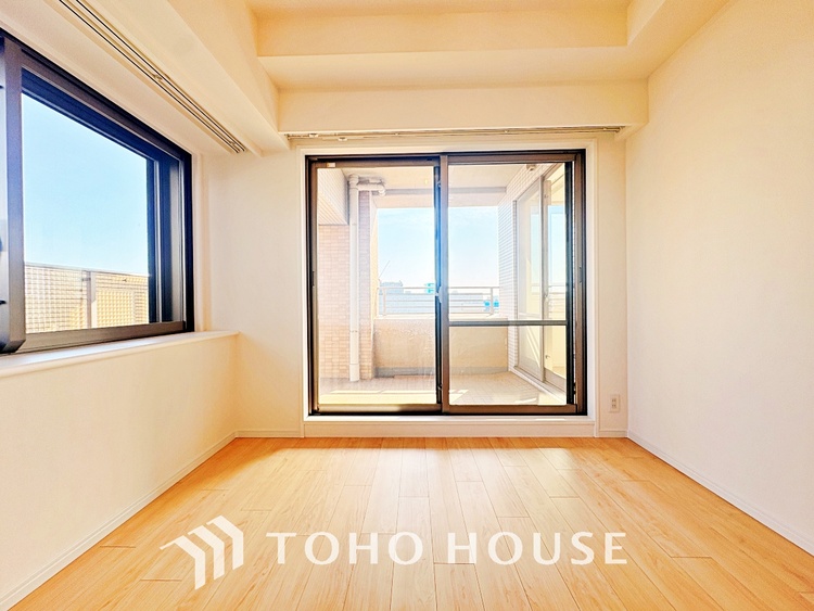 内装 風の通り道。舞い込んでくる風が優しく躍り、室内に爽やかな空気を運んでくる。そこに季節の息吹を感じて、いまがどんな季節なのかを実感する。