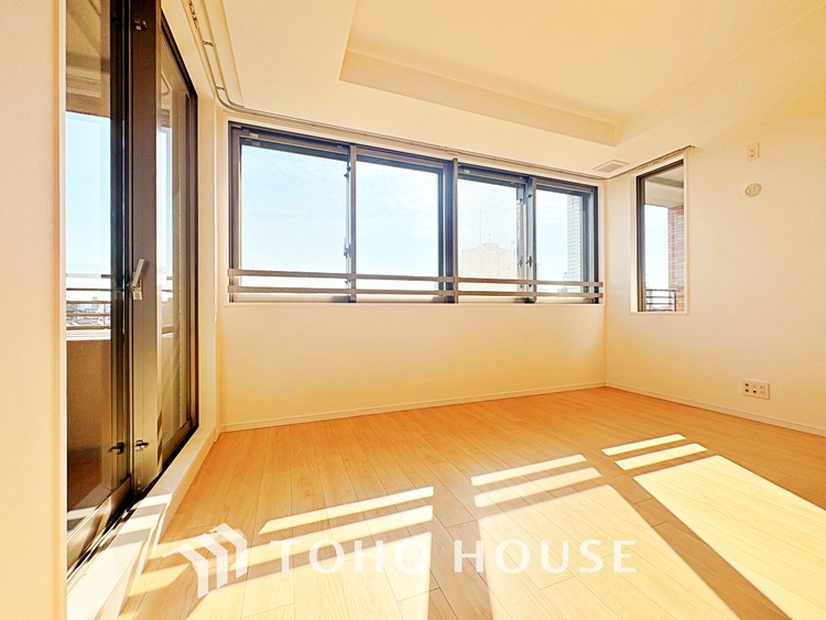 内装 叶えたかったのは落ち着きのあるナチュラルな風合い、そして開放感があるリビング。優雅な気分に浸れる幸せな時間を家族が自然と集まりたくなるこの空間で。