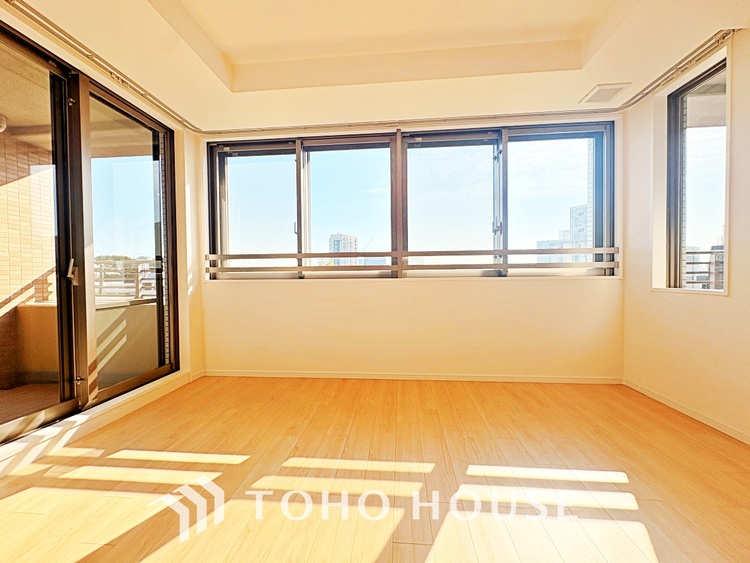 内装 ◆サンサンと◆差し込む太陽の光がこのリビングに笑いをもたらす。ソファの上のクッションがポカポカした暖気にぬくぬくと微睡んでいる。