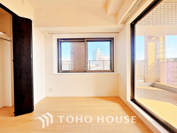 内装 使いやすく、明るい洋室に仕上がります。子供部屋や趣味のお部屋にご利用できます。ご自身で家具などを配置し、素敵な空間を創り上げられます。