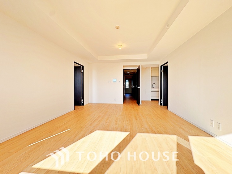 内装 ここはみんなが集い、食事と楽しい会話が始まる場所。話に夢中になりすぎて、ついつい時を忘れ、夜半過ぎになってしまう。そんな束の間の幸せを感じさせてくれます。