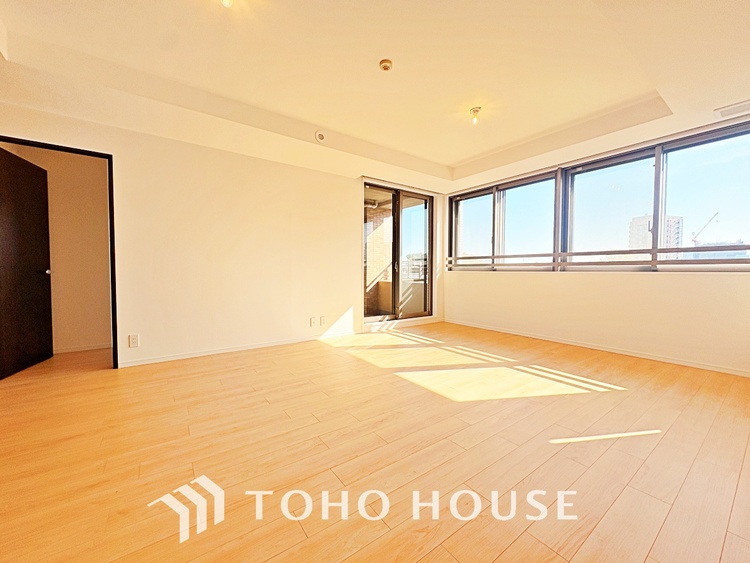 内装 使いやすく、明るい洋室に仕上がります。子供部屋や趣味のお部屋にご利用できます。ご自身で家具などを配置し、素敵な空間を創り上げられます。