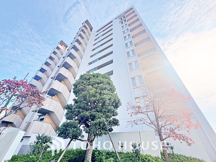 外観 漂う上質な空気感、マンションに入れば「おかえりなさい」と笑顔で迎えてくれるエントランス。最良の心配りを感じるマンションでした。