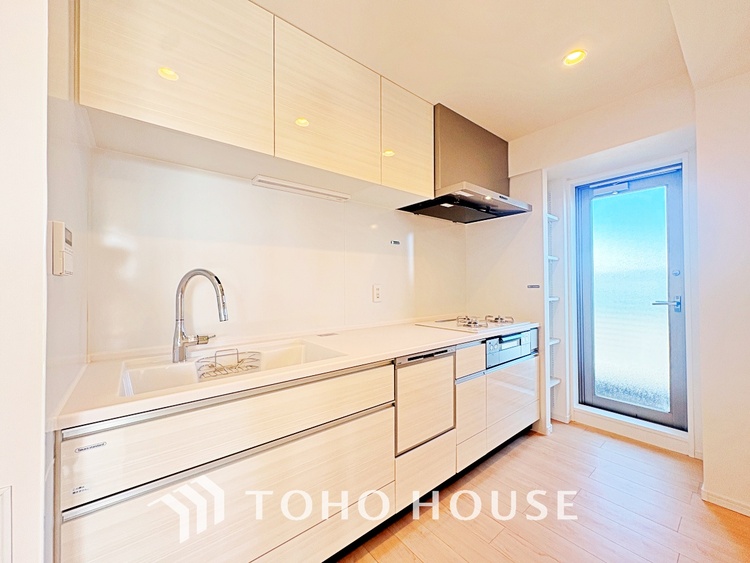 キッチン 手元の収納から、足元の収納までが全てスライド式で、奥のスペースまで有効に活用できます。奥まで上から見渡せるので、たまにしか使わない調理器具もサッと取出せます。