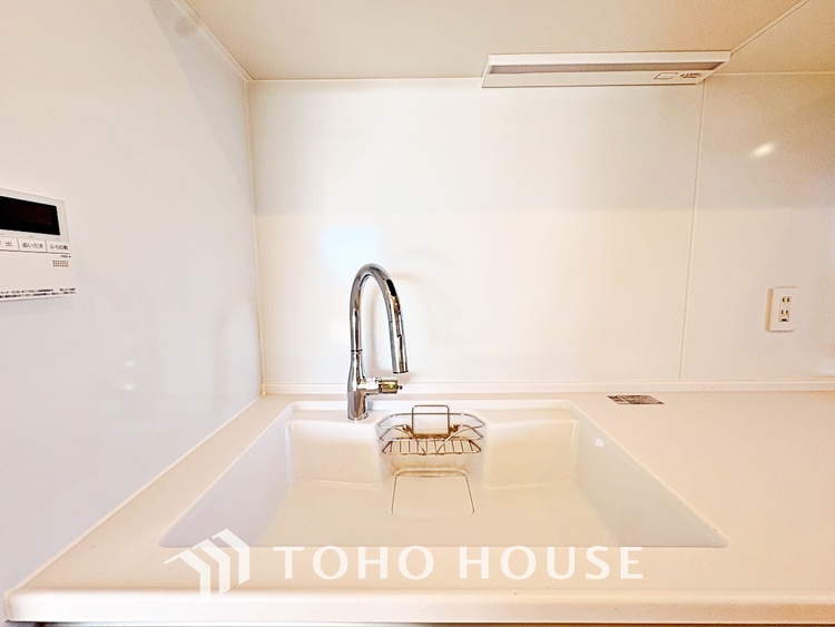 キッチン ◆愛育◆キッチンは家族の絆を育む大切な空間。シンプルで使い易いSystemKitchenで愉しく作る料理は愛情のある美味しいご馳走に。家族で使える広々としたダイニングキッチンです。