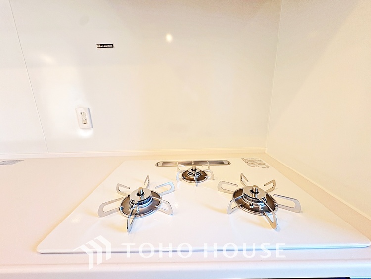 キッチン キッチンは家族の絆を育む大切な空間。シンプルで使い易いシステムキッチンで愉しく作る料理は愛情のある美味しいご馳走に。家族で使えるダイニングキッチンです。