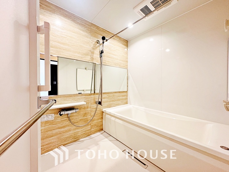 風呂 【浴室】《一日の疲れを落としてくれる場所は、落ち着く場所でなければならない》　高級感溢れるカラーと大きさ・柔らかな曲線で構成された半身浴も楽しめるバスタブが心地よさをもたらします。