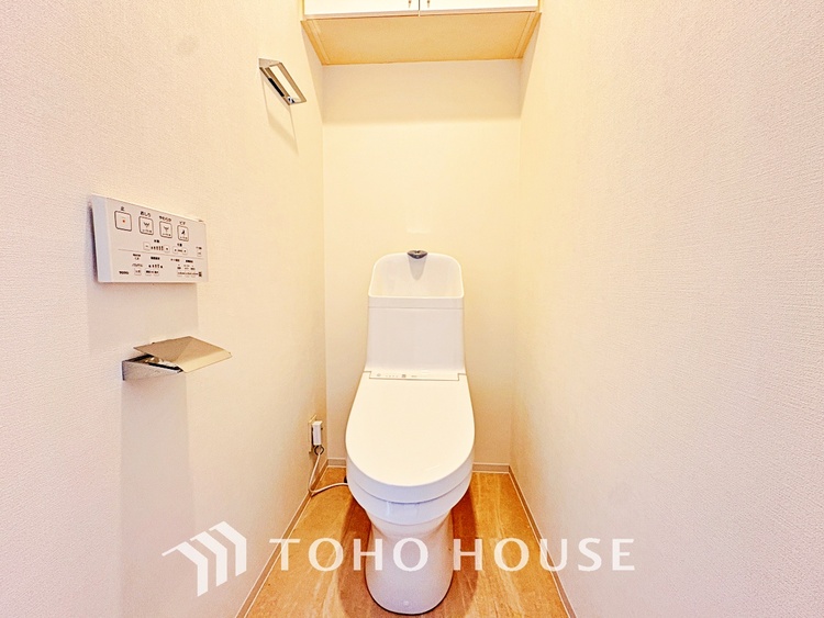 トイレ 清潔感あるホワイト調のクロスと温もり溢れるモダンカラーの床材が見事に調和した本邸宅は、毎日の生活を少しでも快適に過ごして頂ける様に落ち着いた雰囲気作りから行っています。