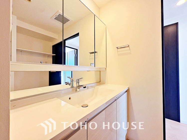 洗面 気持ちの良い朝をつくりだし、夕方には笑顔を取り戻させてくれるミラー。パウダールームはいつでも本来の自分を取り戻せる空間。明るく仕上げてあります。