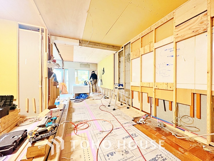 内装 忙しい朝でも、しっかり家族が揃って食事をして頂けるゆとりある大きさのダイニングスペース。リビングと和室の続き間は急な来客時になど使い勝手が良いです。実際の空間を体感してみて下さい！