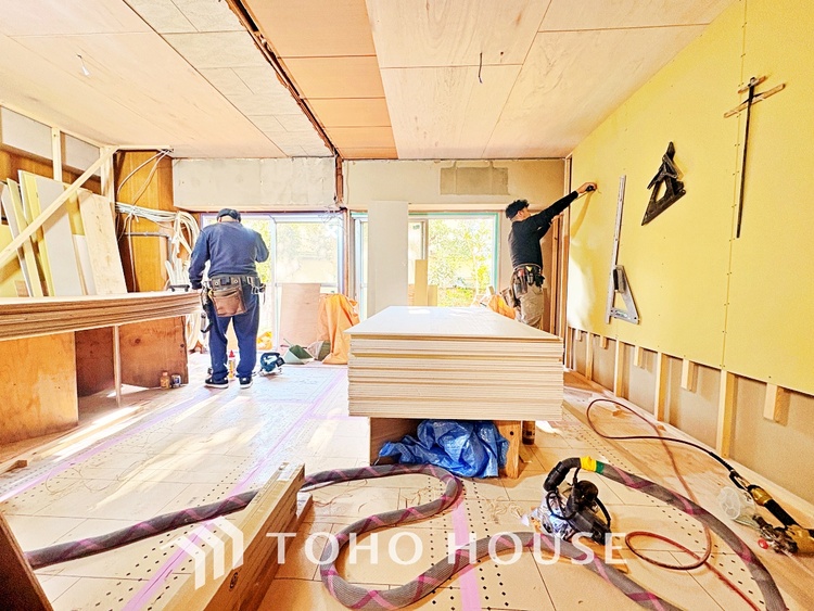 内装 【living】居心地のいい暮らしには欠かせない眩い採光。ゆったりとした幅の窓からこの空間に降り注ぐ採光が絶えない。明るいリビングこそ居心地のいい暮らしが待っているのだと思う。