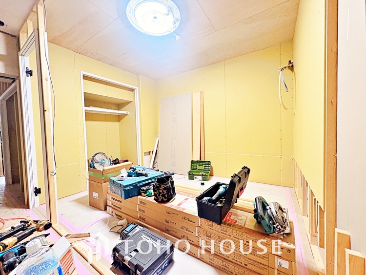 内装 風の通り道。舞い込んでくる風が優しく躍り、室内に爽やかな空気を運んでくる。そこに季節の息吹を感じて、いまがどんな季節なのかを実感する。