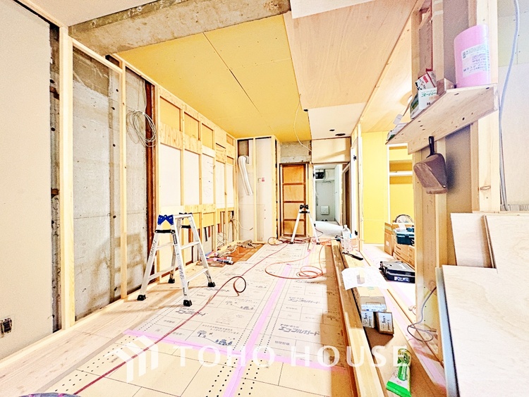 内装 叶えたかったのは落ち着きのあるナチュラルな風合い、そして開放感があるリビング。優雅な気分に浸れる幸せな時間を家族が自然と集まりたくなるこの空間で。