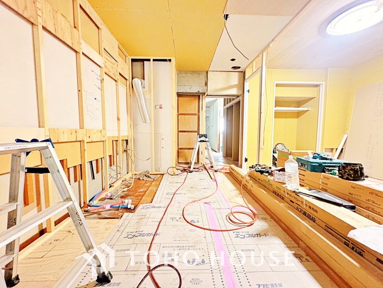 内装 ◆サンサンと◆差し込む太陽の光がこのリビングに笑いをもたらす。ソファの上のクッションがポカポカした暖気にぬくぬくと微睡んでいる。