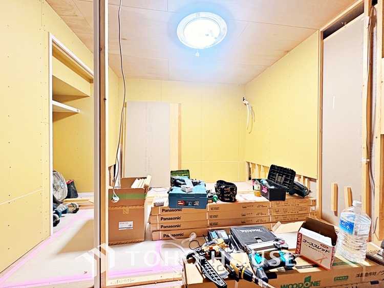 内装 使いやすく、明るい洋室に仕上がります。子供部屋や趣味のお部屋にご利用できます。ご自身で家具などを配置し、素敵な空間を創り上げられます。