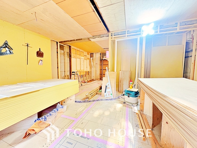 内装 ここはみんなが集い、食事と楽しい会話が始まる場所。話に夢中になりすぎて、ついつい時を忘れ、夜半過ぎになってしまう。そんな束の間の幸せを感じさせてくれます。