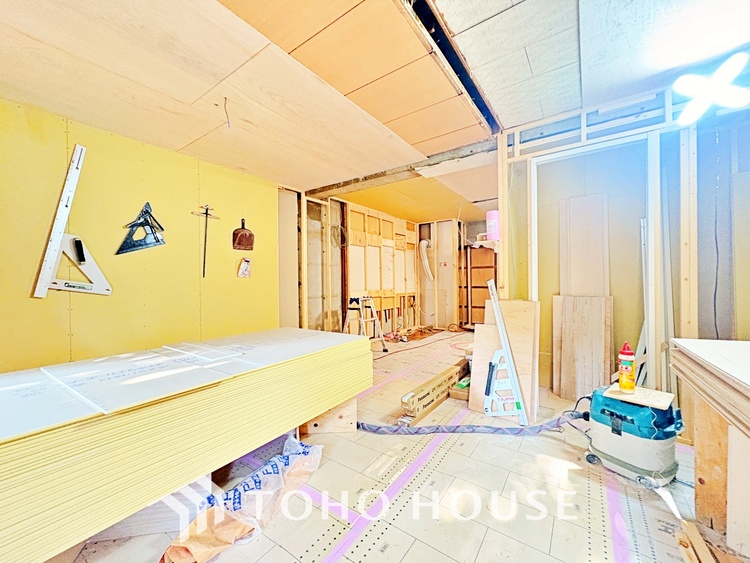 内装 使いやすく、明るい洋室に仕上がります。子供部屋や趣味のお部屋にご利用できます。ご自身で家具などを配置し、素敵な空間を創り上げられます。