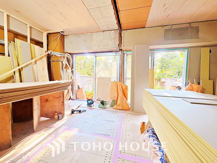 内装 使いやすく、明るい洋室に仕上がります。子供部屋や趣味のお部屋にご利用できます。ご自身で家具などを配置し、素敵な空間を創り上げられます。