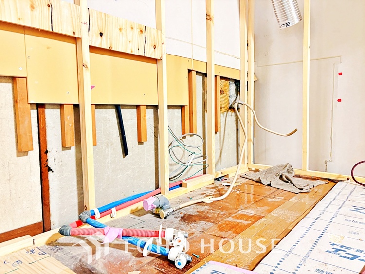 キッチン 手元の収納から、足元の収納までが全てスライド式で、奥のスペースまで有効に活用できます。奥まで上から見渡せるので、たまにしか使わない調理器具もサッと取出せます。