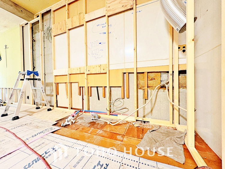 キッチン キッチンは家族の絆を育む大切な空間。シンプルで使い易いシステムキッチンで愉しく作る料理は愛情のある美味しいご馳走に。家族で使えるダイニングキッチンです。