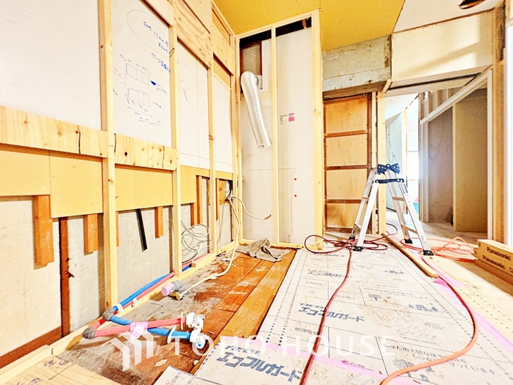 キッチン 広々としたキッチンのシンクは、料理の準備と片付けを楽にし、使いやすさを最大限に引き立てます。