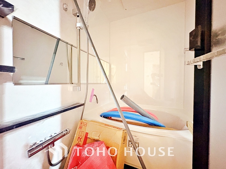 風呂 【浴室】《一日の疲れを落としてくれる場所は、落ち着く場所でなければならない》　高級感溢れるカラーと大きさ・柔らかな曲線で構成された半身浴も楽しめるバスタブが心地よさをもたらします。