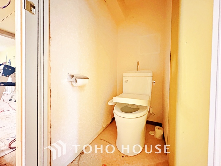 トイレ 清潔感あるホワイト調のクロスと温もり溢れるモダンカラーの床材が見事に調和した本邸宅は、毎日の生活を少しでも快適に過ごして頂ける様に落ち着いた雰囲気作りから行っています。