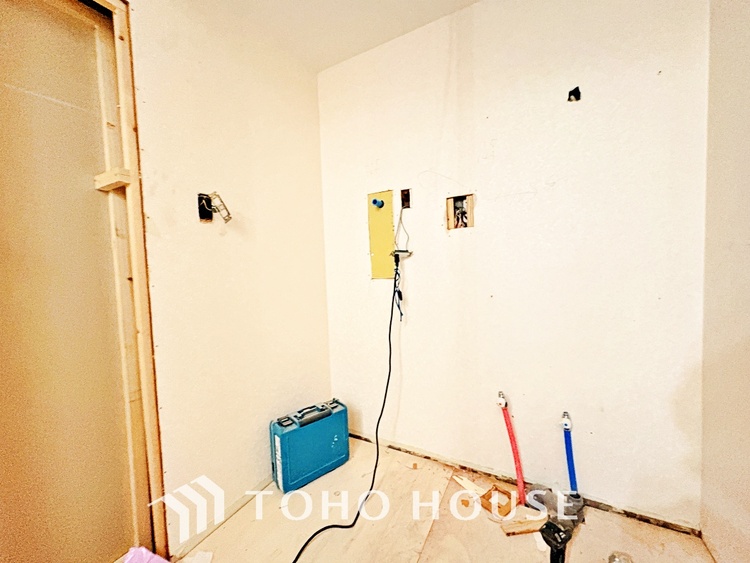 洗面 気持ちの良い朝をつくりだし、夕方には笑顔を取り戻させてくれるミラー。パウダールームはいつでも本来の自分を取り戻せる空間。明るく仕上げてあります。