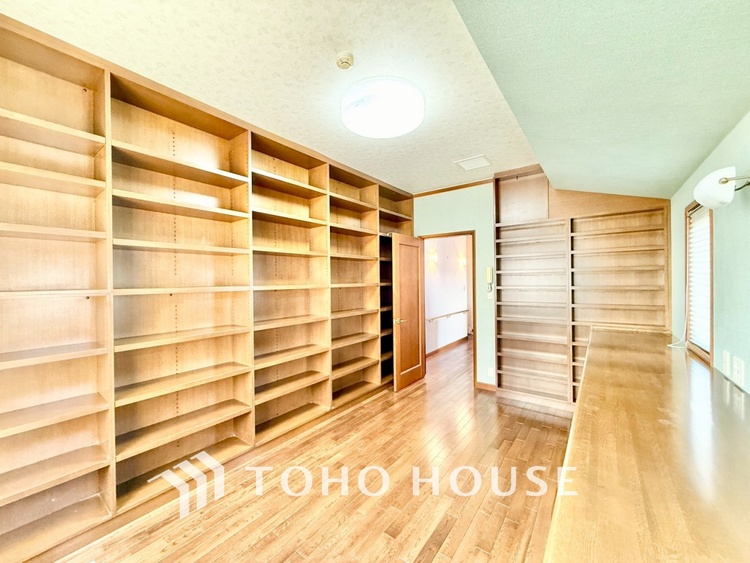 内装 【季節外れのホームホリディ】喧噪から離れ広々したリビングでゆったりと過ごす。そんな寛いだ休日もあっていい。だって『何もしない時を楽しむ』そんな贅沢な時間を愛する家族と堪能できるのだから。