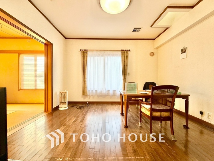 内装 【リビングルーム】天井に埋められた連続する眩い光−ダウンライト。それはまるでフライト航路のアプローチライトのように優美でロマン溢れるポジショニング。